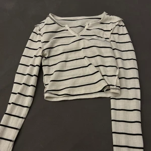 Randig ribbad tröja - Säljer en ribbad snygg topp som jag inte använt på ett tag. Är väldigt härlig att ha på sig och sitter helt perfekt