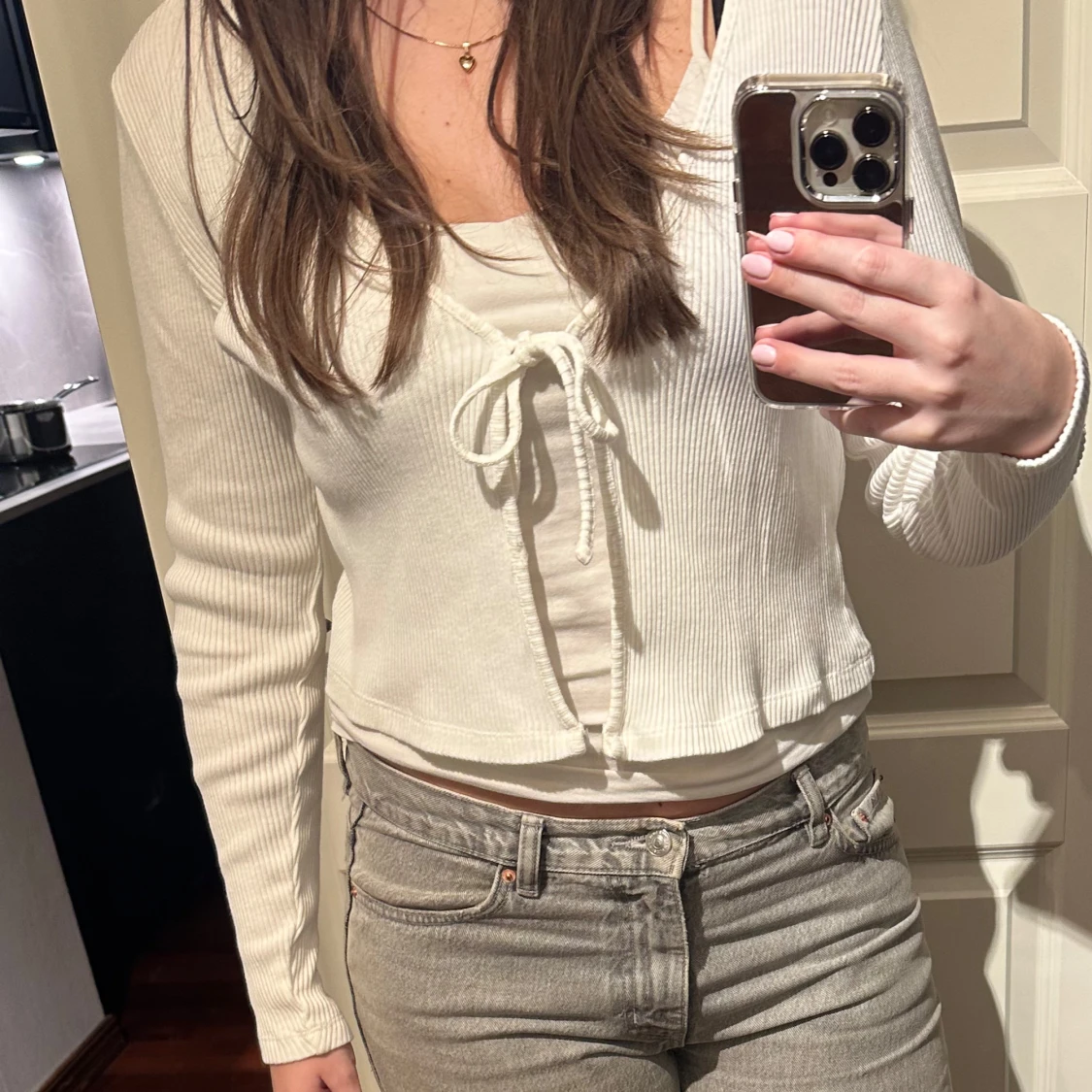 Vit ribbad topp med rosett 