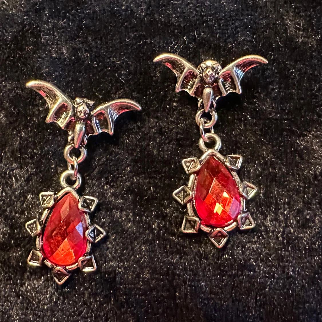 Gothiska örhängen med fladdermus och blodröd sten - 3