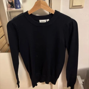 Svart tröja från Saint Tropez - Snygg marinblå tröja från Saint Tropez med långa ärmar och ribbade kanter. Perfekt för en stilren look. Tröjan har en klassisk rund halsringning och är tillverkad i ett mjukt material.