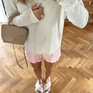 Spets shorts  - Sååå fina spetsshorts som inte kommer till användning 💞💞💞 precis dom på bilden, använd gärna ”köp nu”