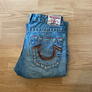 True Religiom Jeans Bootcut Flare - !skicka bud för snabb affär! Fina True Rekigion jeans, storlek 27 i bra skick med distressing. Mått:          Midja 32,5 cm  Ytterben 93,5 cm Innerben 72,5 cm Ben öppning 22 cm