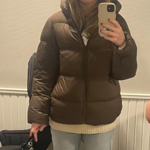 Brun dunjacka med dragkedja - Säljer denna bruna puffjacka från uniqlo! Som ny. Nypris 1000kr