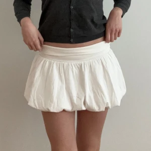 Vit ballongkjol - Säljer en söt vit ballongkjol med elastisk midja. Kjolen har en puffig design som ger en lekfull look. Perfekt för att skapa en unik stil.