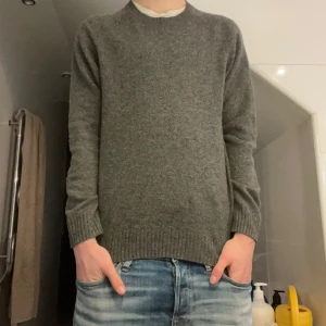 Grå tröja från Uniqlo - Säljer en stilren grå tröja från Uniqlo. Tröjan är långärmad och har en ribbad kant vid ärmslut och nederkant. Perfekt för en avslappnad och bekväm stil. Tröjan är knappt använd och är i 10/10 Skick. Köpt i london och är Storlek M. Pris är inte hugget i sten! Hör av er vid minsta fråga!