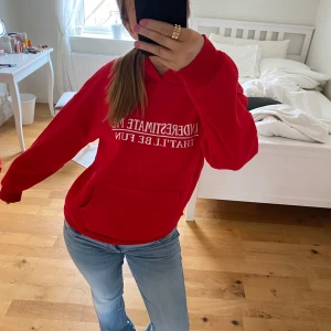 Röd hoodie  - fin röd hoodie som inte är använd alls många gånger !