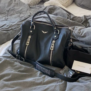 Zadig & Voltaire Sunny bag - Intressekoll på min älskade väska från Zadig & Voltaire, inköpt ny 2023. Den är super praktisk och i storlek medium. Köpt för runt 6000 kr, så säljer endast vid bra pris. Använd en hel del så finns lite slitningar på den men inget man lägger märke till, så den är fortfarande i väldigt bra skick. 