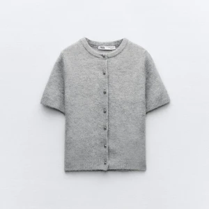 Stickad grå T-shirt - En supersnygg stickad T-shirt från Zara med silver knappar, inte alls använd mycket🩶🩶