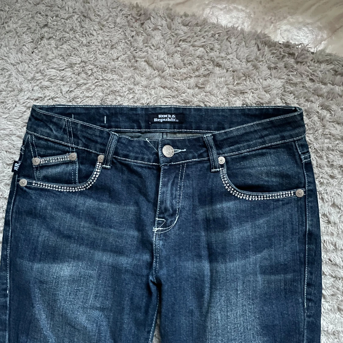 Mörkblå jeans med broderade bakfickor - 4