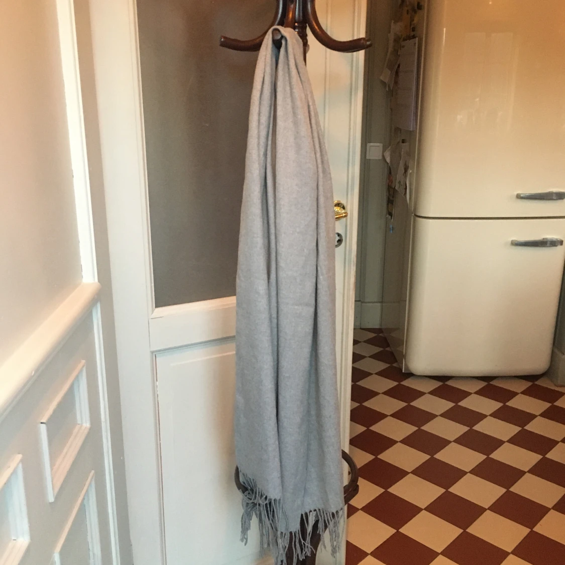 Grå halsduk med fransar - 1