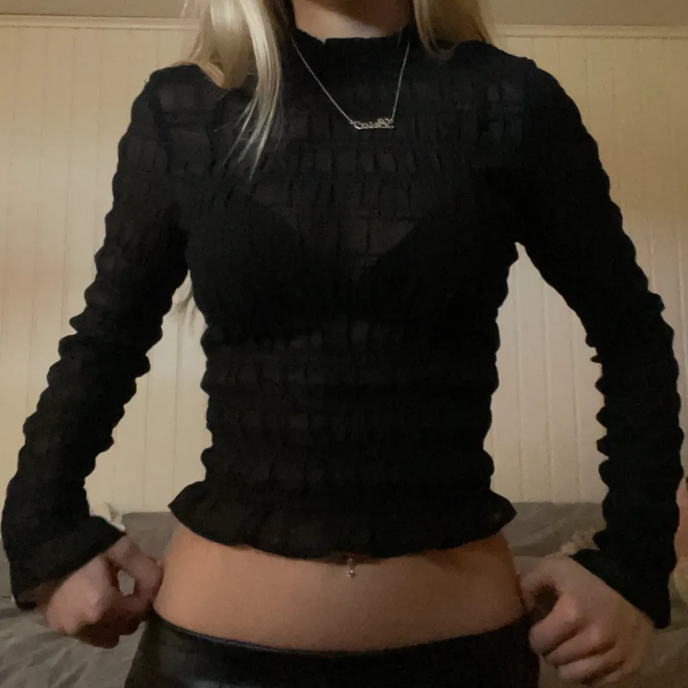 Skitsnygg halv genomskinligt topp. Mycket bra skick! Tar INTE emot prisförslag under 300kr utan då behåller jag den hellre själv😌strl xxs men skulle säga att den passar xxs-s💗. Puserot.