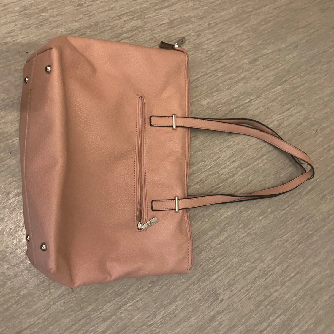 Rosa axelväska med hjärtan