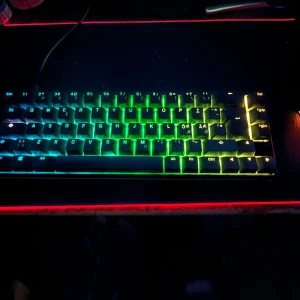 Ducky One 2 SF RGB Mekaniskt Tangentbord - Säljer ett Ducky One 2 SF mekaniskt tangentbord med RGB-belysning. Tangentbordet har en kompakt design med 65% layout och erbjuder en färgglad ljusshow med justerbara ljuseffekter. Perfekt för gaming och skrivande. Ansluts via USB. I gott sick mycket bra keyboard bra klick! Kom Dm vid frågor!