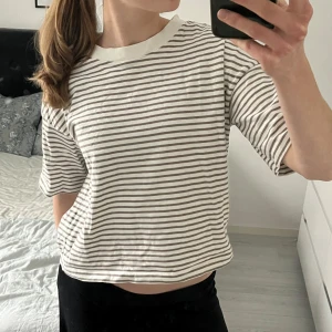 tshirt randig  - En oanvänd randig tshirt i lite tjockare material. Lite vintage i stilen, perfekt för en sommardag. 