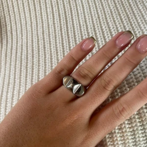 Silverring från edblad - Stilren silverring med nitar på ovansidan. Perfekt för att ge en modern touch till din stil. Passar bra till både vardag och speciella tillfällen. rostfritt stål dvs rostar inte!