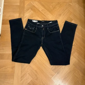 Replay Anbass - Replay Anbass w 29 L 32  Längd 104 cm  Midjemått 37x2 cm Mycket fint skick nästan aldrig använda, ny pris 1700! Sitter slim.