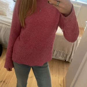 Rosa stickad tröja från Vero Moda - Säljer en mysig rosa stickad tröja från Vero Moda. Tröjan har en rund halsringning och långa ärmar med ribbade muddar. Perfekt för kyligare dagar. Hör av dig vid intresse! 💖