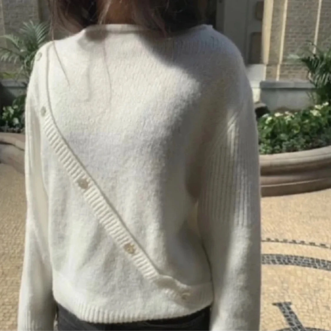 Vit stickad tröja med knappar - 1