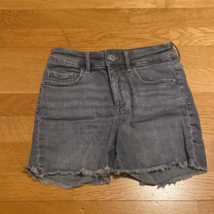 Grå jeansshorts från ONLY - Snygga grå jeansshorts från ONLY🤍 använd fåtal gånger 