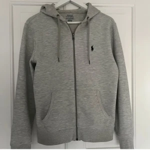 Ralph lauren zip hoodie (fraktar ej) - Säljer denna sjukt snygga zip hoodien i XS för den är för liten för mig knappt andvänd skicket är 9.5/10 vid fler bilder eller frågor här av er priset är inte hugget i sten fraktar ej möts bara upp i Göteborg 
