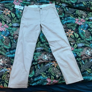 Jack & Jones chinos - Riktigt snygga chinos från Jack & Jones. Aldrig använda, alla lappar sitter kvar. Storlek W32 L32. Hör gärna av er vid fler frågor eller funderingar.