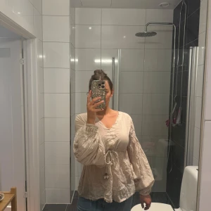 Blus från Sixty Days  - Helt ny blus/topp från Sixty Days.  Passar mig som är storlek small och xs.  Jättefina detaljer som passar både vardag och fest! 