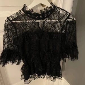 Spetsblus  - En jätte fin blus från Bubbelroom i storlek 36. Använd fåtal gånger. Nypris 499kr💞
