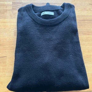 Zara skickad tröja - svart stickad tröja från zara, köpt för 500 kr. Mycket bra skick