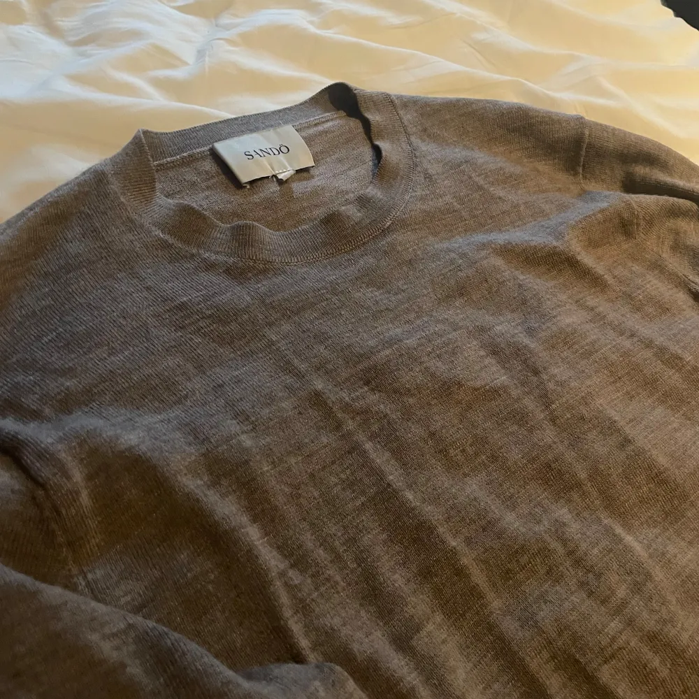 Säljer denna feta Sandö sweatshirt, 100% ull, storlek S men passar också M. Skick 9/10 inga defekter eller hål. Bara skriva privat för fler bilder eller frågor. Ny pris 1099 kr. Neuletakit & Villapaidat.