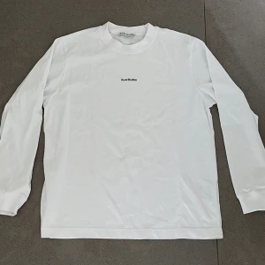 Acne Studios - LS Logo T-shirt  - Använd 1-2 gånger, så nästan helt ny! Nypris ligger på 2700kr. Storlek M