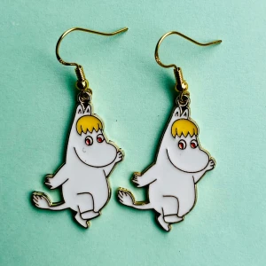 Mumin örhängen  - Nickelfria krokar. Hämtas i Hornstull i Stockholm eller skickas mot fraktkostnad (18kr). 💕