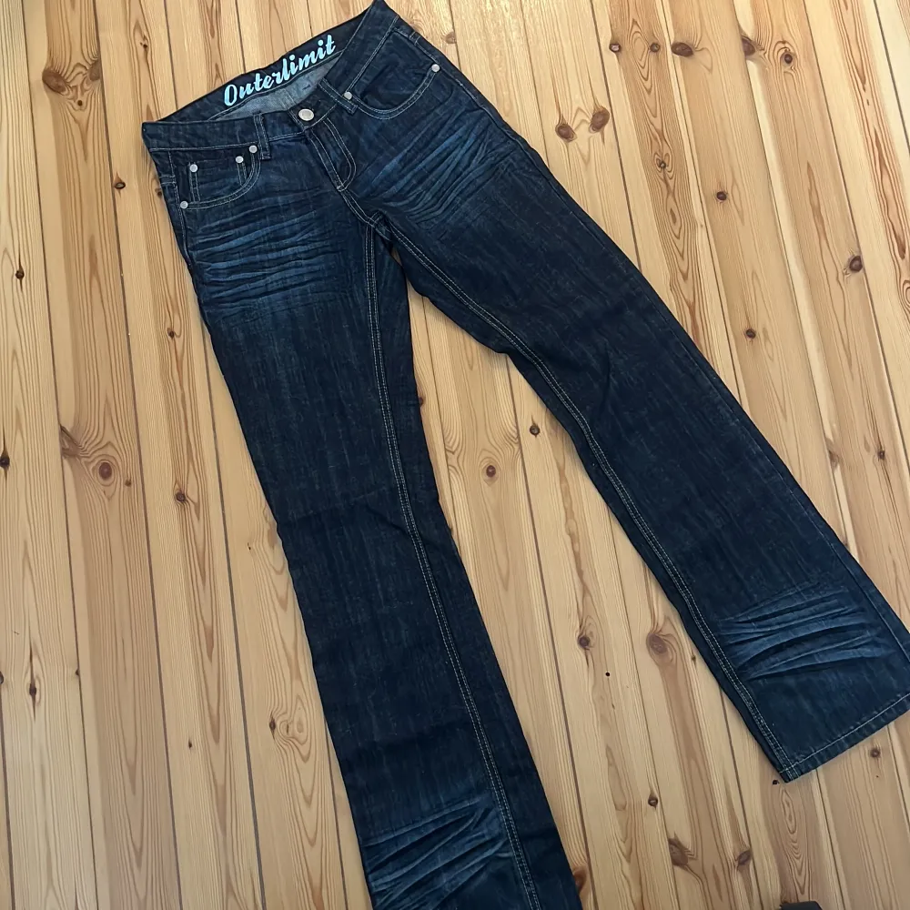 y2k outerlimit jeans in great quality! fits xxs or even xxxs💗. Jeans & Byxor.