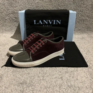 Lanvin Skor (Nyskick) - Tjena! Säljer nu mina snygga skor ifrån Lanvin. Skicket på skorna är 9,5/10, skorna är i nyskick. Skorna är i storlek 8 vilket motsvarar runt 42-43. Endast låda och nya snören medföljer! Vid fler frågor/bilder är det bara och höra av sig! 