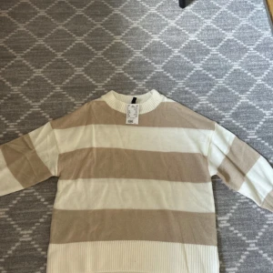 Stickad tröja.  - Storlek S. Nyskick med lapp kvar. 