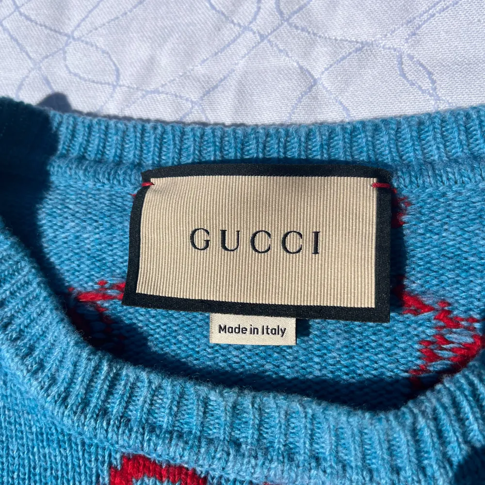 Tjenare! Säljer nu min riktigt fina och försiktigt använda Gucci tröja med det häftiga monogrammet på hela tröjan. Den är i jättebra skick. Köpt av resell uf på instagram. Vid frågor och funderingar är de bara att höra av sig🙌🏻💫☺️. Tröjor & Koftor.