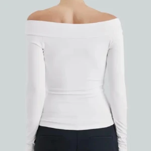 Jättefin off shoulder topp❣️ - Jättefin och superbra skick på tröjan, använd någon enstaka gång! Säljer då den inte kommer till användning❤️ skriv för fler bilder 