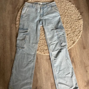 Jeans från gina - Cargojeans från ginatricot. Använda fåtal gånger. Storlek 34.