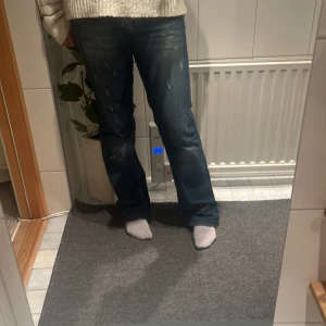 Miss sixty jeans - Miss sixty jeans köpta på Vinted för nått år sedan. I bra skicka förutom lite slitna nere ( se bild 4) och hål i grenen (se bild 5). Hålet syns inte när man har byxorna på sig. Annars jätte fina. Har fler bilder bara höra av sig!❤️