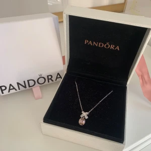 Swarovski Halsband  - Säljer detta jättefina halsbandet från Swarovski (har tappat bort lådan så det medföljer ett Pandora låda istället)!  ÄKTA SWAROVSKI KRISTALL (den rosa) Kedjan är också äkta silver! Skriv vid frågor 😊