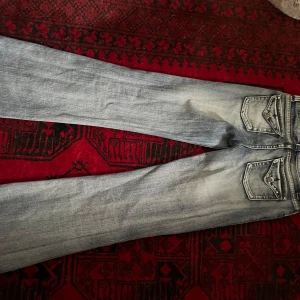 Lågmidjade jeans - Jätte snygga jeans med rhinestones och knappar på fickorna, innerbennslängden är 80❤️pris går att diskutera lite (har inga bilder med de på)