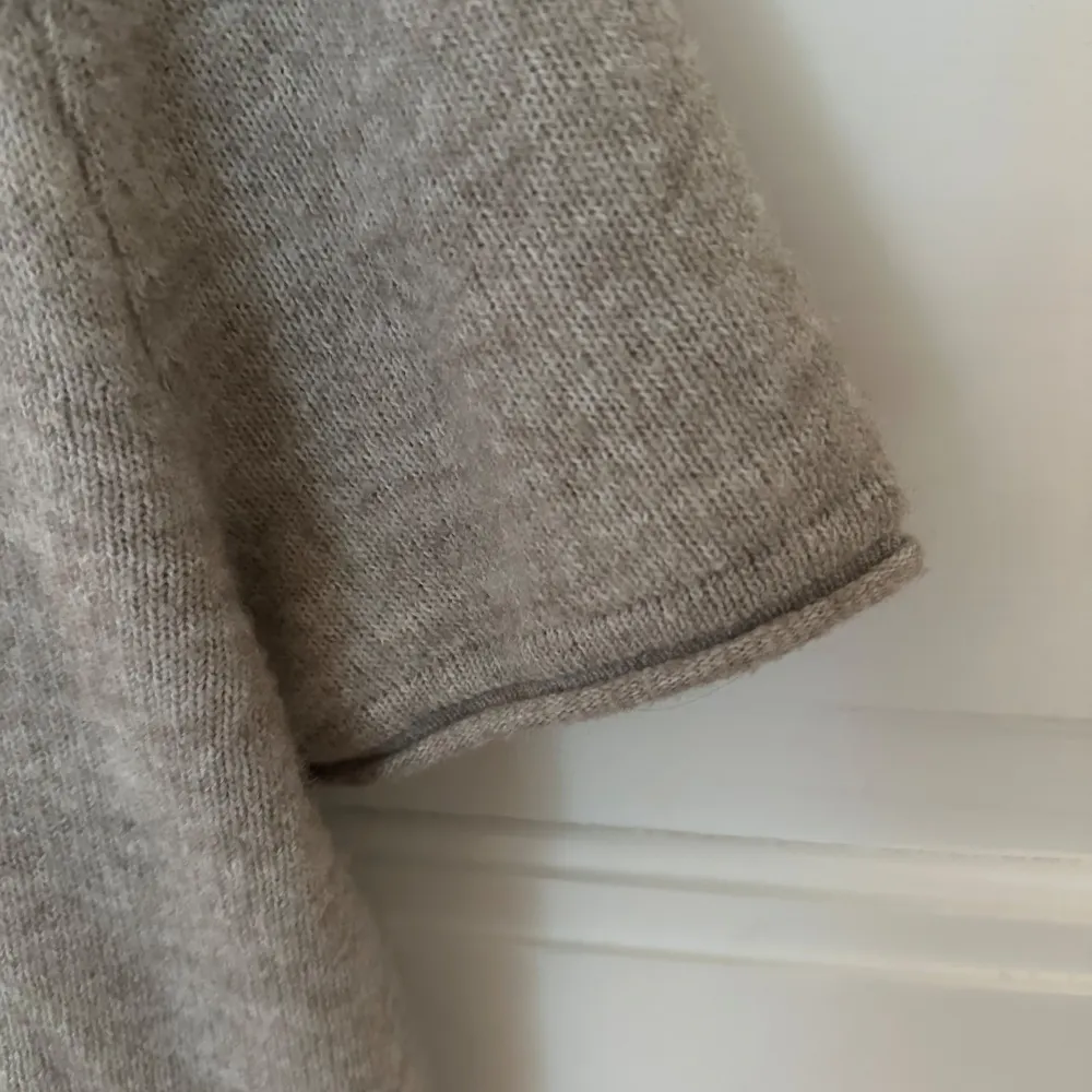 Stickad kofta från hm och har bara använt 2 ggr💕Den är i strl L men passar bra på mig som är s/m. Skriv om ni har frågor!!. Neuletakit & Villapaidat.