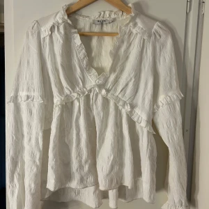 Vit blus från Wera - Säljer en tunn långärmad blus.