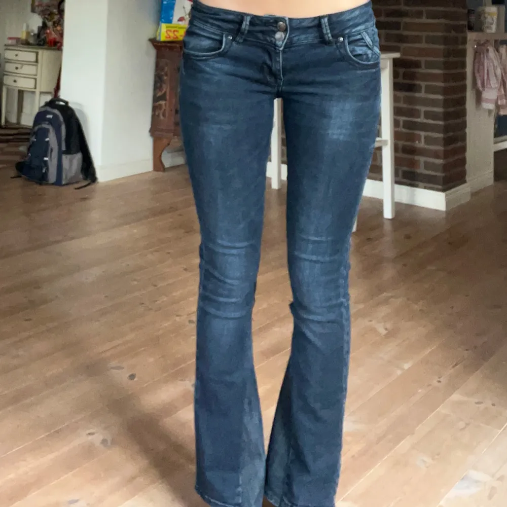 Supersnygga svarta lågmidjade bootcut jeans!😍midjemåttet är 72 cm och innerbens längden är 76 cm💗jag har sytt ut byxorna i botten eftersom de var skinny förut💓 skriv om ni har fler frågor!🥰. Jeans & Byxor.