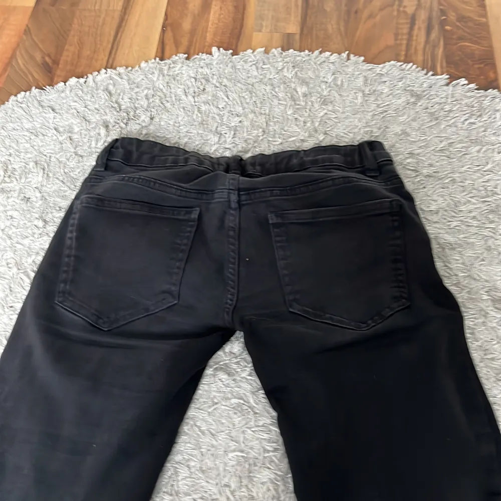 Säljer mina jätte fina lågmidjsde jeans från lindex. sytt de själv. lite lite urtvättade. Lite lite korta på mig som är 162. Nypris är 350kr . Jeans & Byxor.