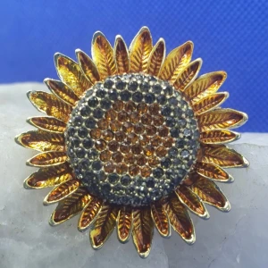 Brosch - Vacker Solros 🌻 - Den här broschen i form av en solros är ca 4 × 4 cm. ✨️Titta igenom alla mina upplagda & köp fler saker i Bundle för att spara på frakten & få allt du köpt i ett & samma paket✨️ För att köpa med Bundle så får du först trycka i "Köp med bundle" sedan väljer du ut allt du vill köpa för att få allt på samma frakt = Billigare 👌 Om du däremot köper fler varor i olika köp blir det egen frakt för varje köp. Önskar du swisha mej, meddela mej vad du vill köpa så ordnar vi det.