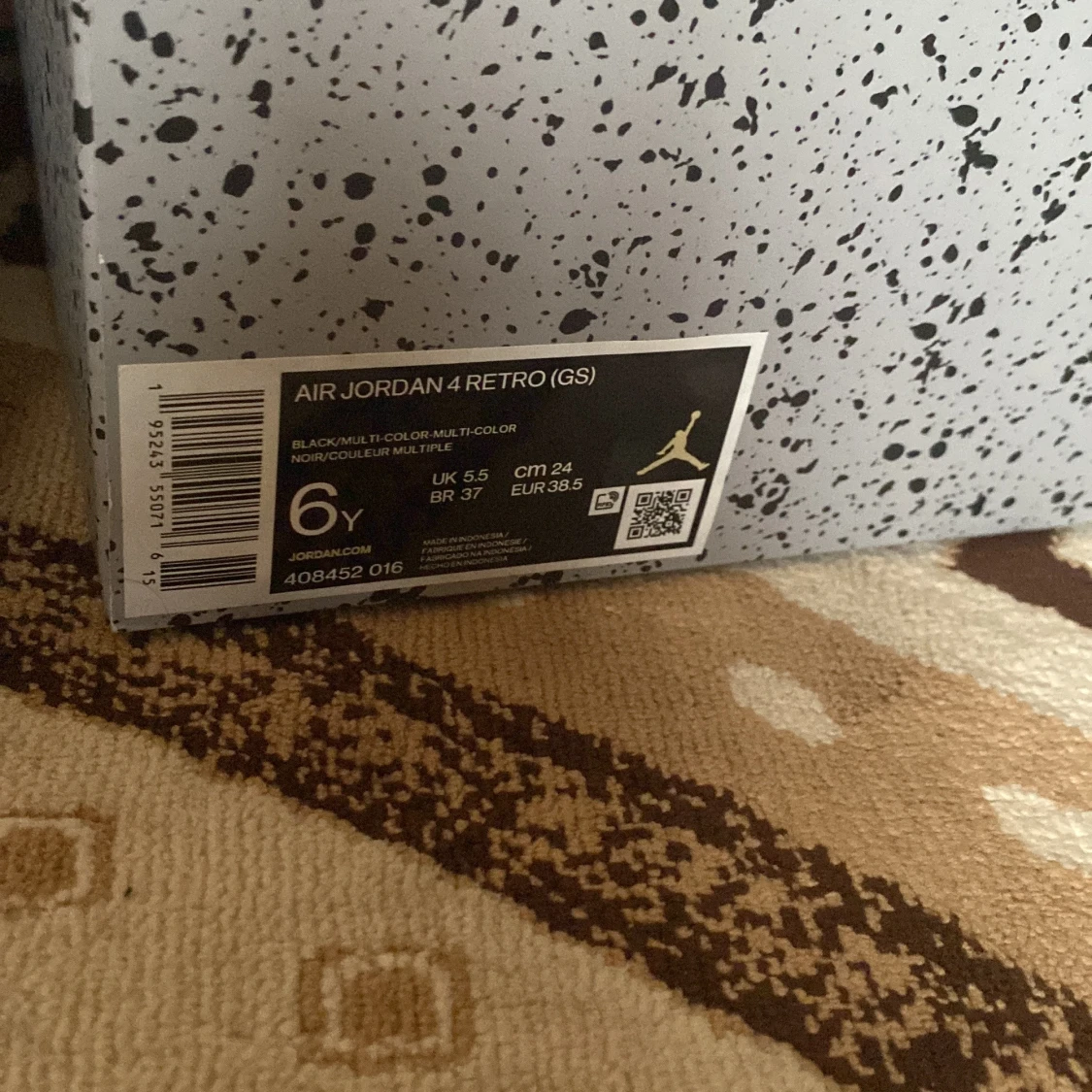 Säljer Jordens 4 de kommer med box och allting med taggen från StockX - 90