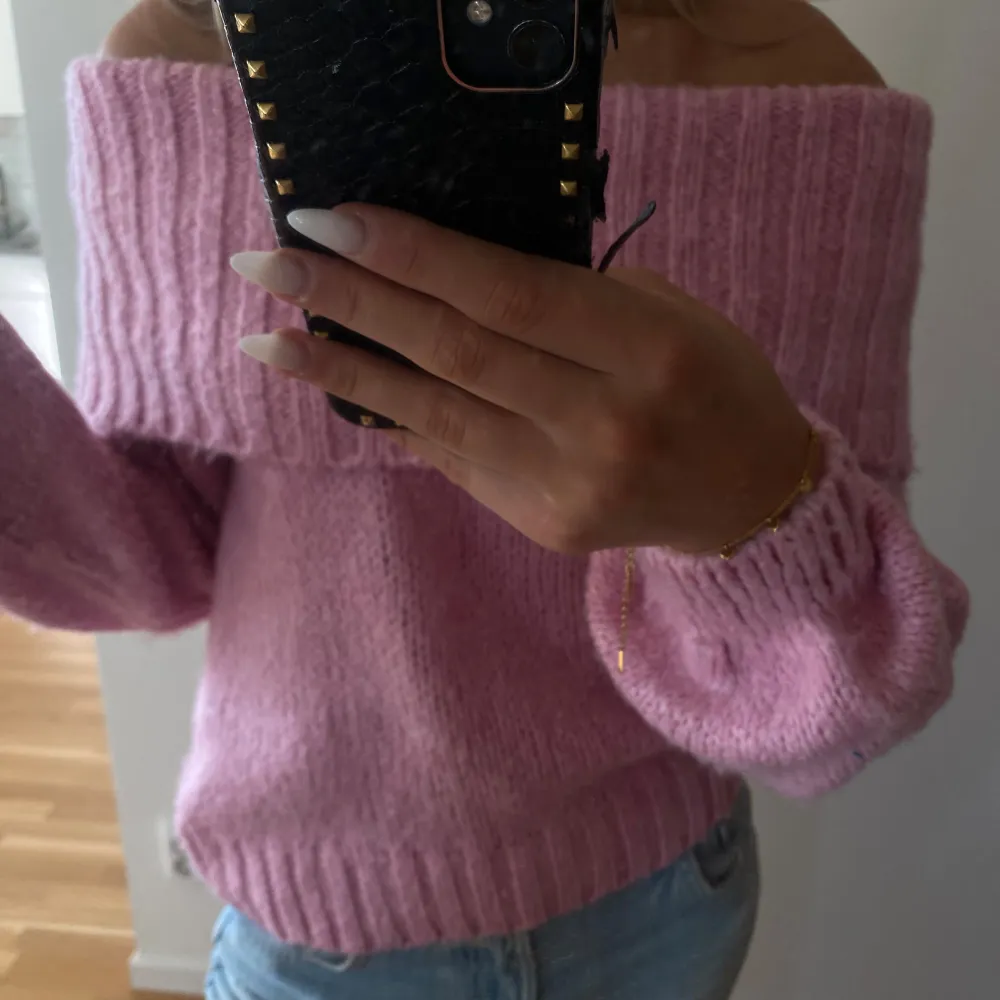 Säljer min stickade off shoulder tröja då den inte längre kommer till användning💗. Stickat.