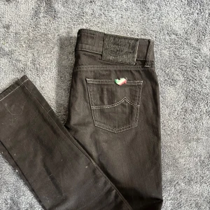 Jacob Cohen jeans - Säljer nu mitt par Jacob Cohen Jeans, skick 10/10 det är i storlek 28 men sitter mer som 30/30, vid någon fundering är det bara att skicka ett pm, byten kan vara intressant.