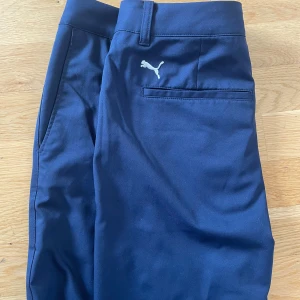 Golfbyxor Puma - Golfbyxor från Puma, använda 2 rundor. Storlek 32/32. Mycket bra skick! Nypris 700kr