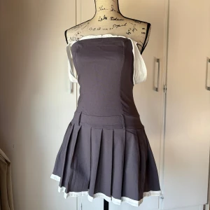 Miniklänning  - Superfin grå klänning, endast testad och aldrig använd! 🩶      Vintage retro cyber y2k archive aesthetic coquette cottage old money aesthetic 00 70 80 90 2000 goth stockholm office siren